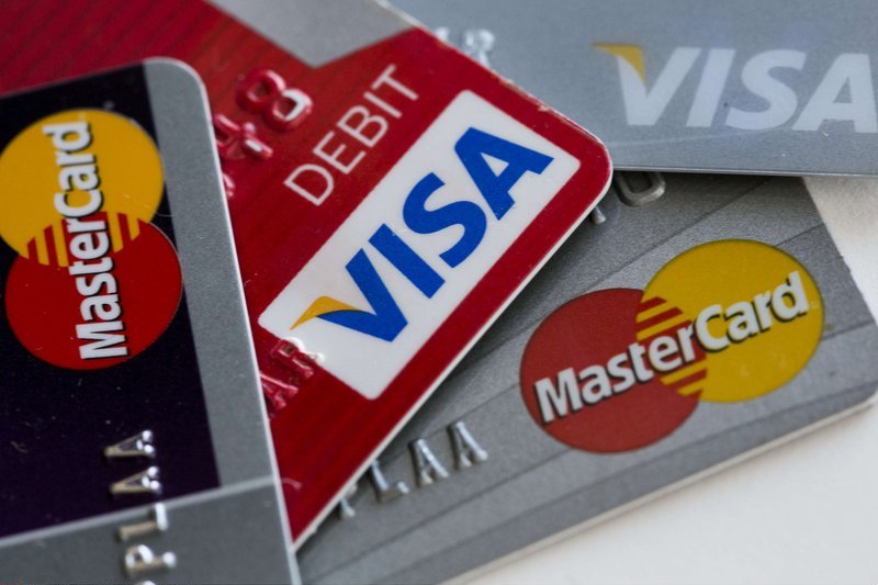 „Visa“ ir „MasterCard“ be išankstinio perspėjimo nutraukė paslaugas dviem Rusijos bankams (nuotr. SCANPIX)