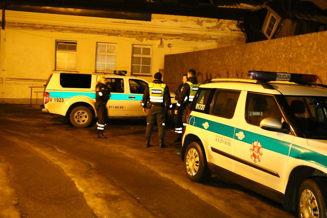 Trys prieš vieną: girti jaunuoliai svaidėsi kumščiais aukos namuose nuotr. Broniaus Jablonsko