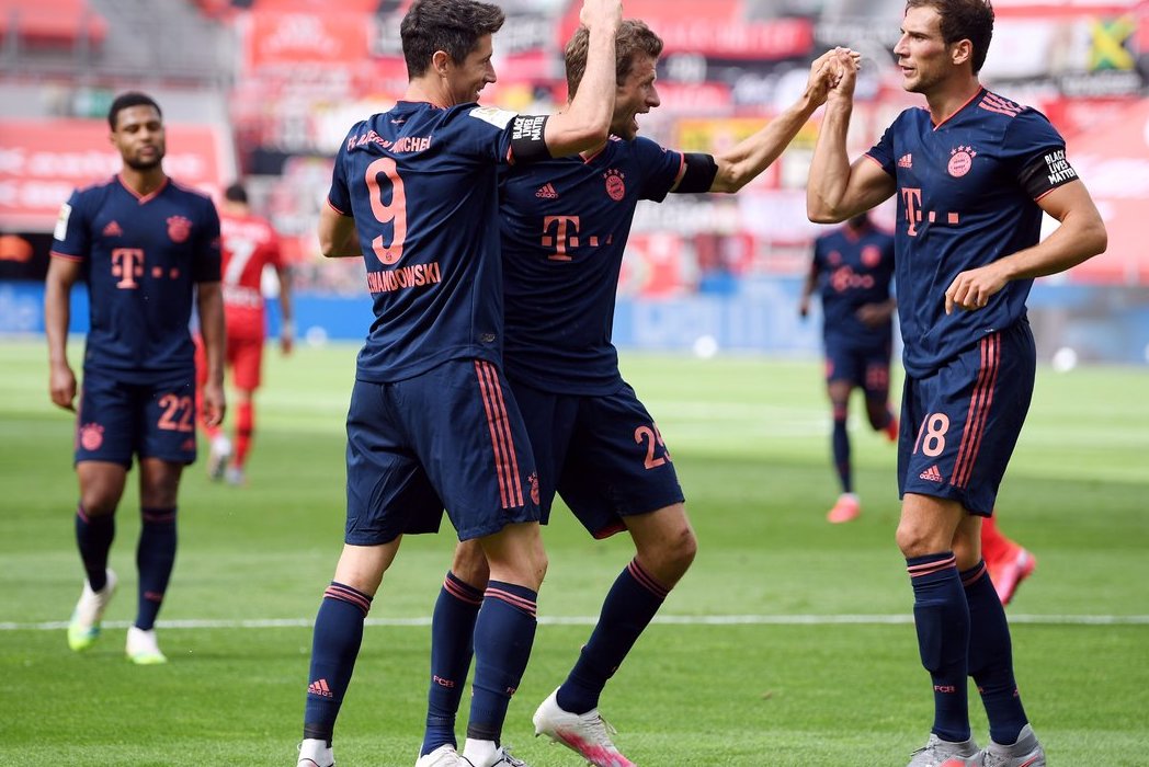 „Bayern“ futbolininkai švenčia įvartį. (nuotr. SCANPIX)