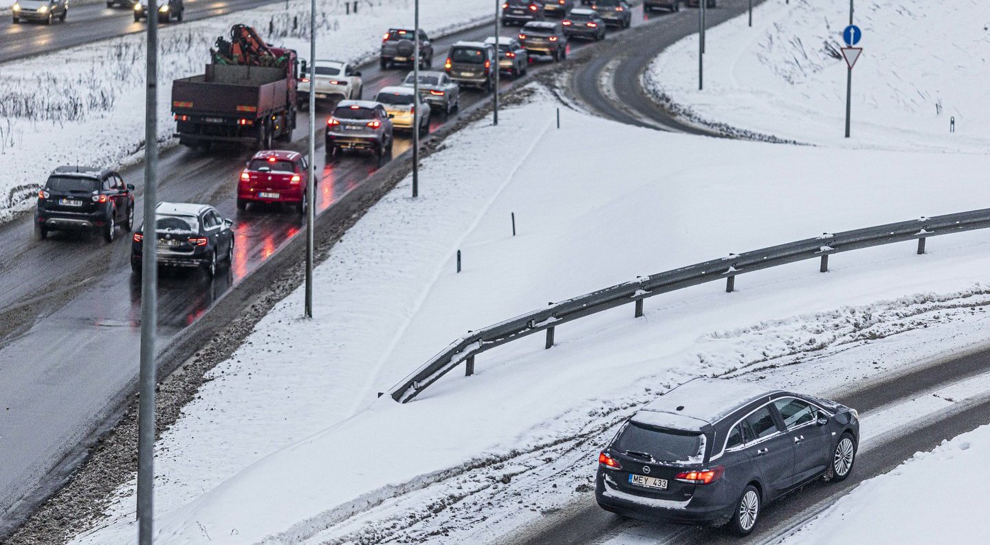Kone visoje Lietuvoje – snygis: kelininkai įspėja dėl sudėtingų eismo sąlygų