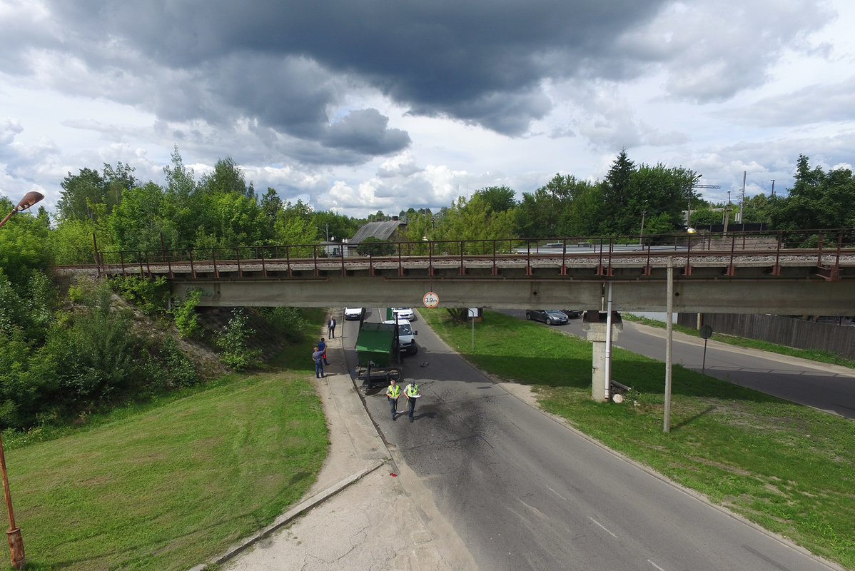 Vairuotojo neatidumo kaina: stipriai sužalotas jaunuolis, apgadintas viadukas nuotr. Broniaus Jablonsko