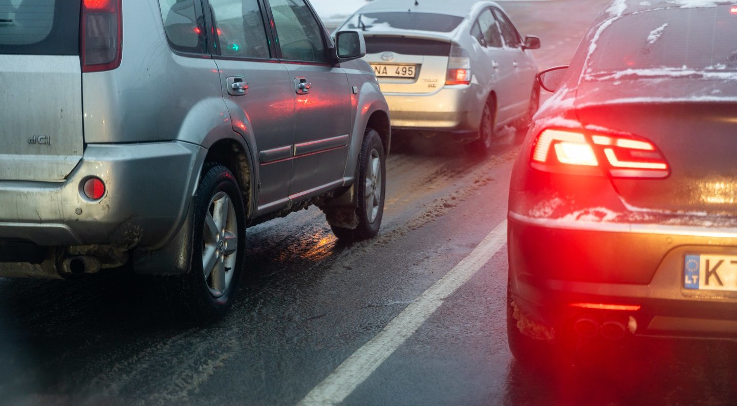 Eismo sąlygas sunkina snygis, sudėtingiausia vairuoti Žemaitijoje