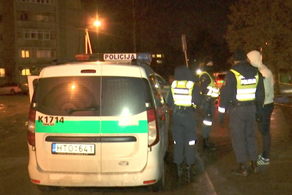 Kaune prie pat prekybos centro nudurtas iš parduotuvės išėjęs vyras