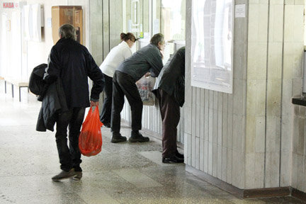 Ligoniai prie registratūros (nuotr. leidėjų)