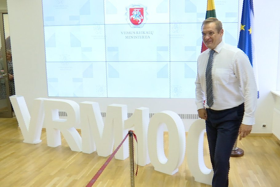 Ant svarstyklių lipo ir vidaus reikalų ministras: esu tikras smaližius (nuotr. stop kadras)
