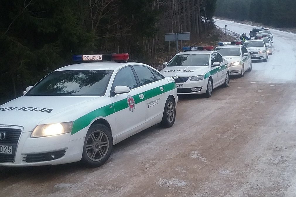 Vairuotojus pasitiko gausus policijos pareigūnų ekipažų skaičius (nuotr. Policijos)