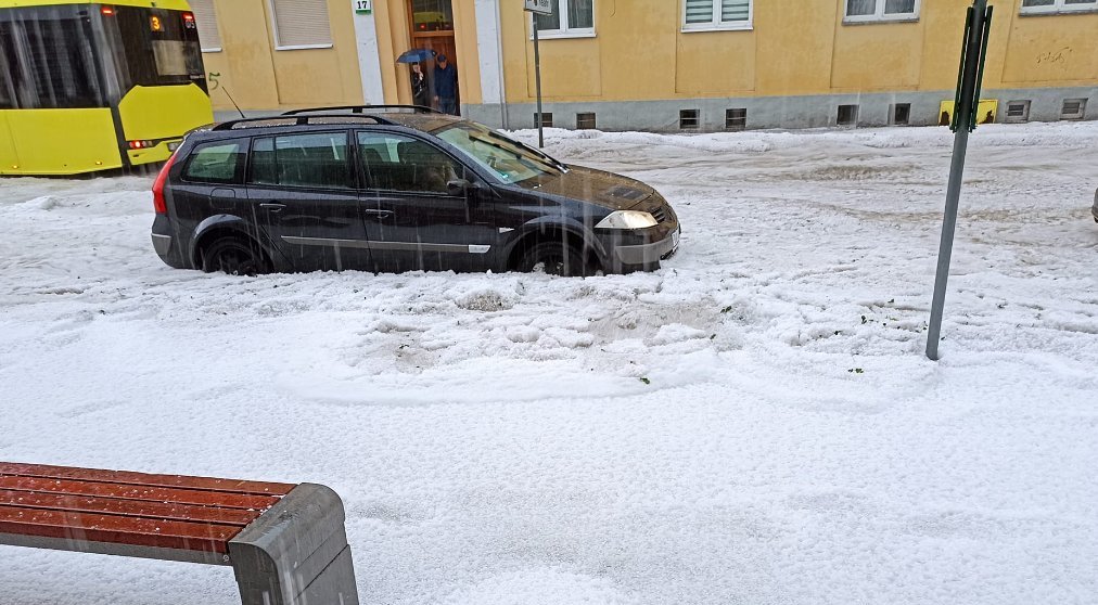 Taip gali nutikti ir Lietuvoje: gatvės Lenkijoje tapo šerbeto upėmis