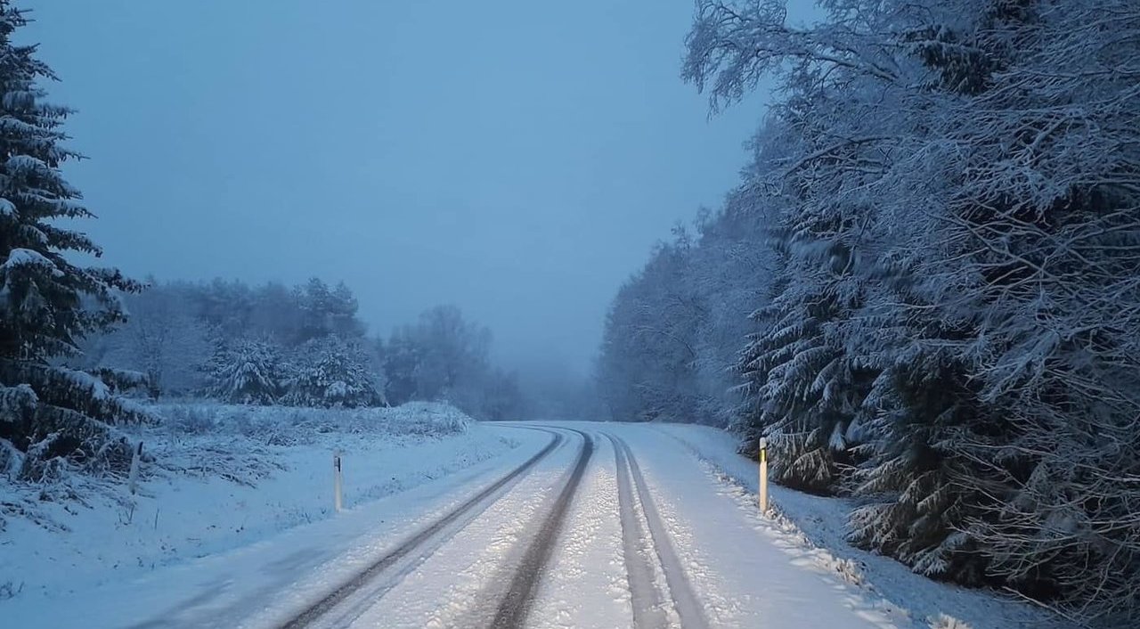 Estiją nuklojo sniegas: žiema atkeliauja ir į Lietuvą