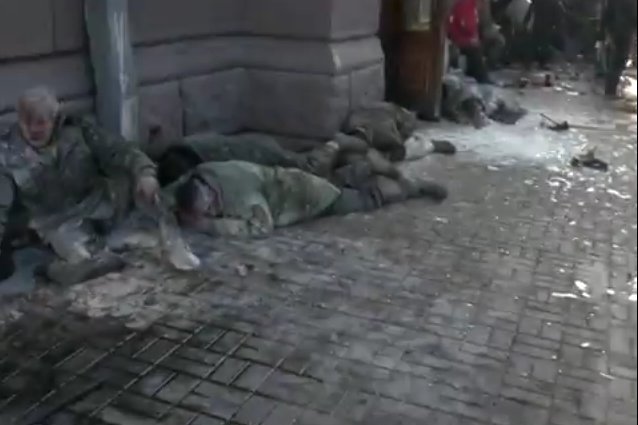 Akimirkos po „Berkut“ puolimo: nejudantys kūnai ant šaligatvio ir perpildytos greitosios (nuotr. YouTube)