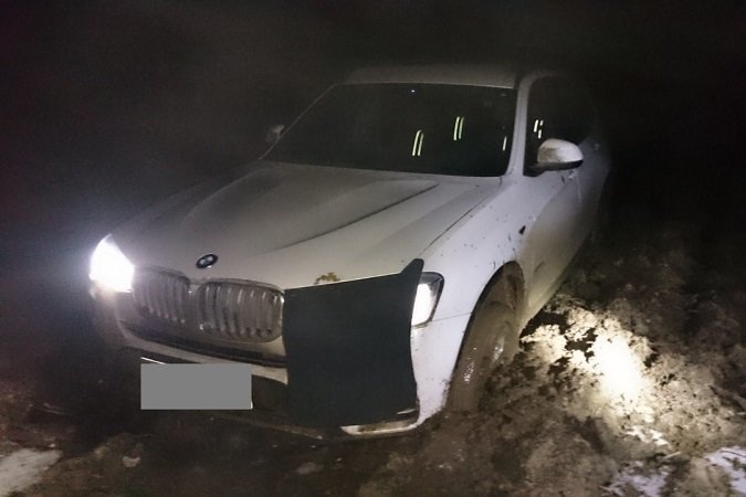 Vokietijoje prieš dvi dienas pavogto automobilio „BMW X3“ vairuotojas nuo pasieniečių milžinišku greičiu spruko apie 10 kilometrų, kol užklimpo laukuose. (VSAT nuotr.)