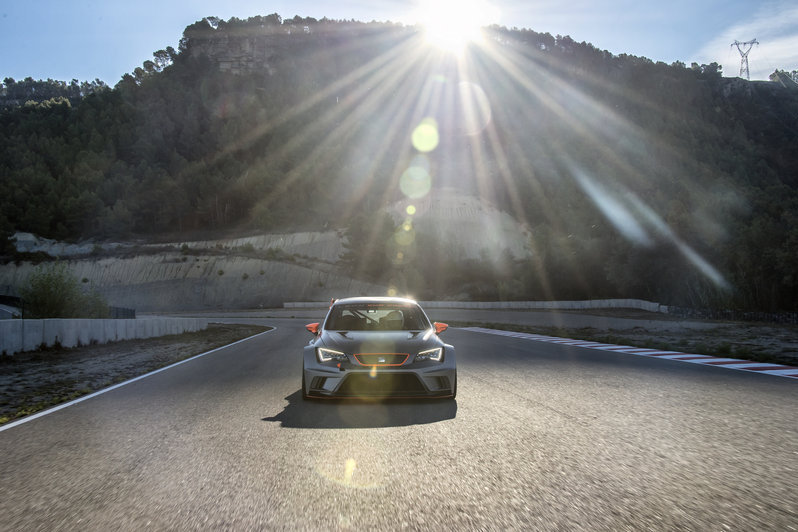 SEAT ruošiasi pristatyti „Leon Eurocup“ lenktynių seriją • Šios varžybos tęsia automobilių gamintojo sportinę pakraipą. • Šeši lenktynių savaitgaliai šešiose skirtingose Europos šalyse. • Naujasis „Leon Cup Racer“ pasižymi 330 AG/ 243 kW galia ir aukšč (nuotr. Gamintojo)