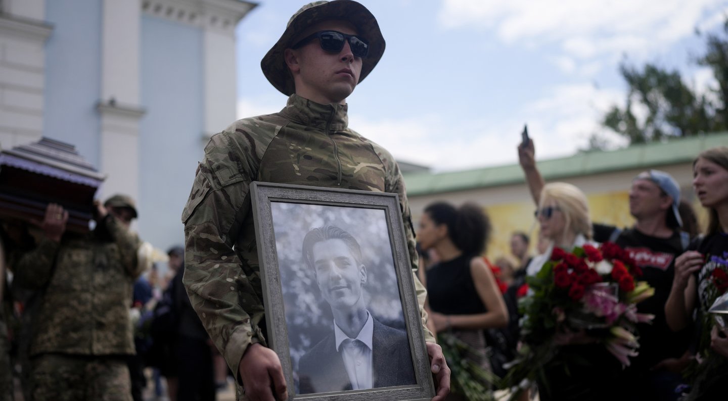 Ukrainiečiai gedi: atsisveikinama su žuvusiu 24 metų aktyvistu Romanu Ratušnu
