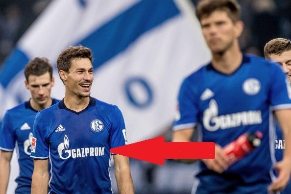 „Gazprom“ ženklas futbole (nuotr. Twitter)