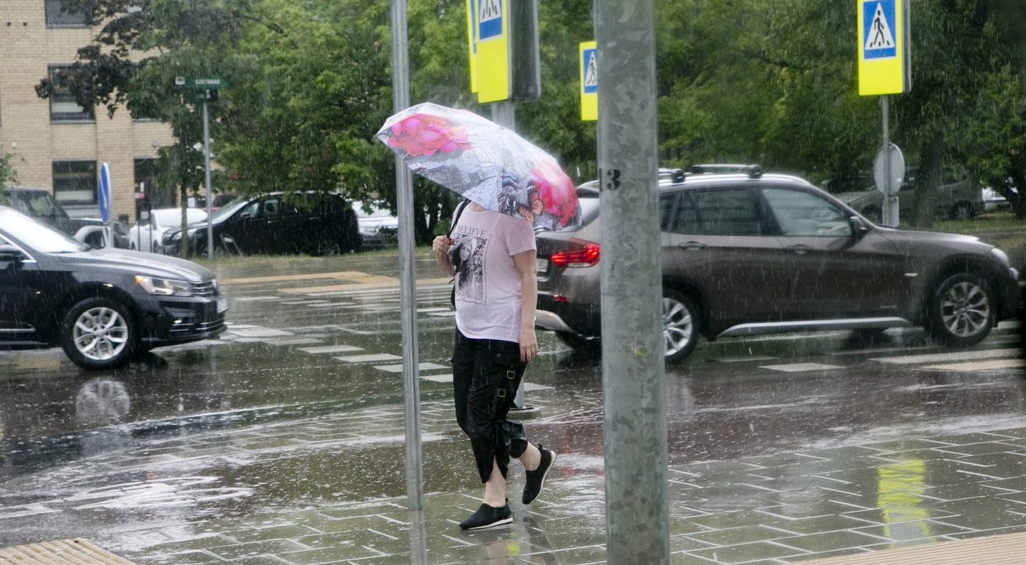 Šiluma nesitrauks, tačiau savaitgalį ja pasidžiaugti trukdys užklupusi stichija