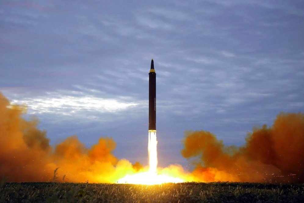 Kas būtų, jeigu Šiaurės Korėjos raketa būtų pataikiusi į Japoniją? (nuotr. SCANPIX)
