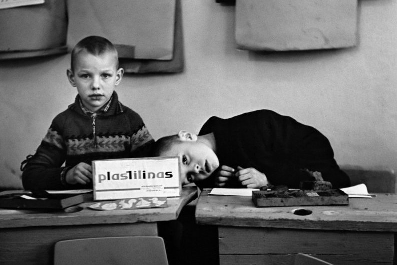 Aklųjų mokykla. Plastilinas. Kaunas, 1962. Antano Sutkaus fotografija