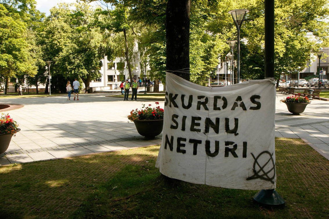 Jaunuolių protestas prie Vyriausybės prieš Darbo kodeksą (nuotr. Tv3.lt/Ruslano Kondratjevo)