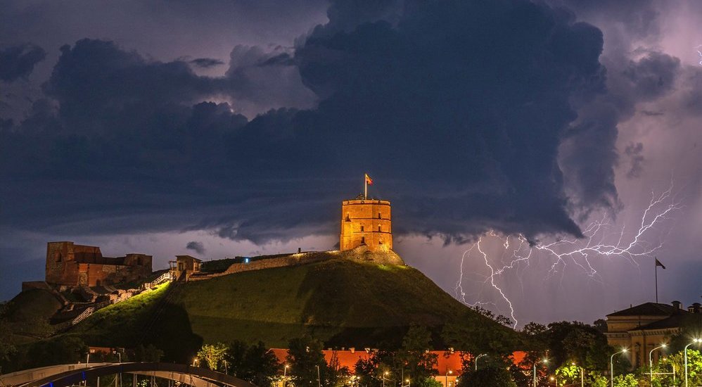 Vilnietis užfiksavo įspūdingą kadrą šalia Gedimino bokšto: atėmė žadą tūkstančiams