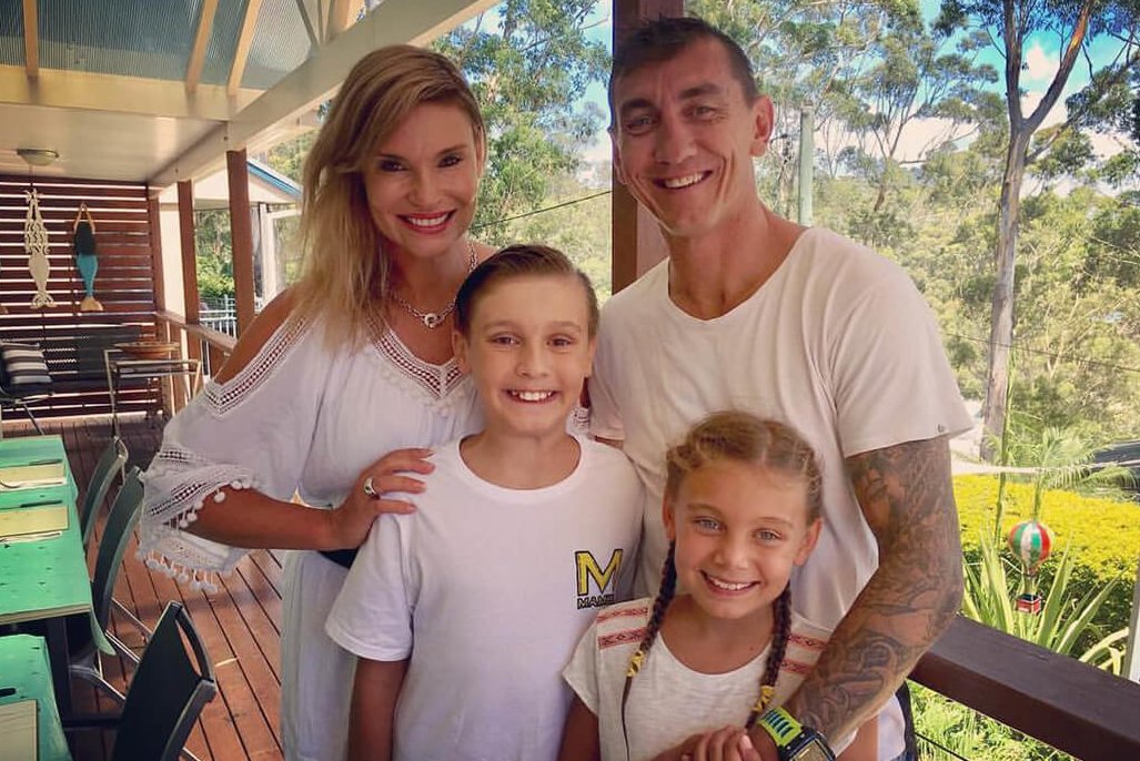 Matas Rogersas su žmona Chloe, sūnumi Maxu ir dukra Phoenix. (Organizacijos „Autism Awareness Australia“ archyvo nuotr.)