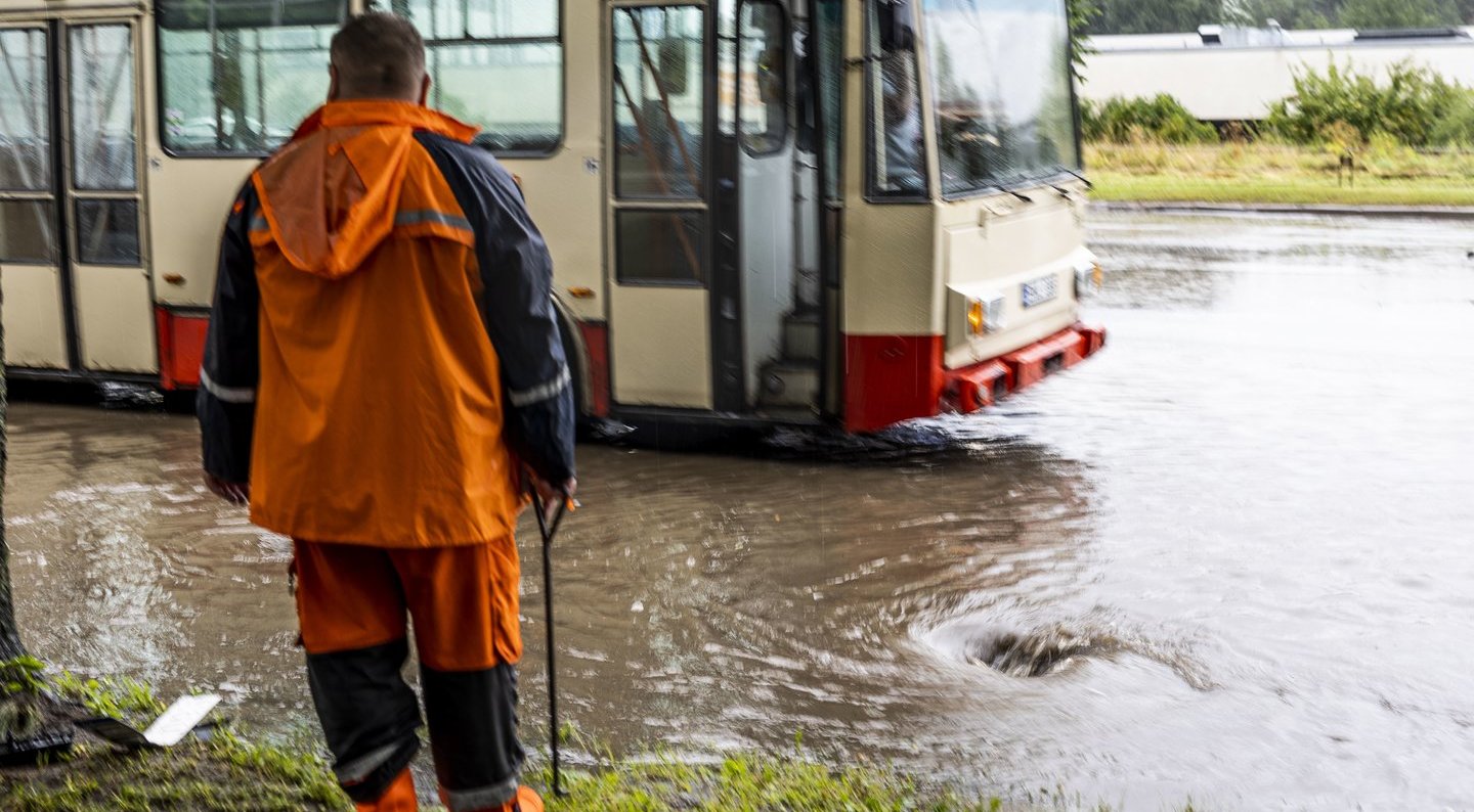Audra Lietuvoje. Dėl audros skelbia ir ekstremalią situaciją: katastrofinės liūtys fiksuotos penkiose Lietuvos savivaldybėse