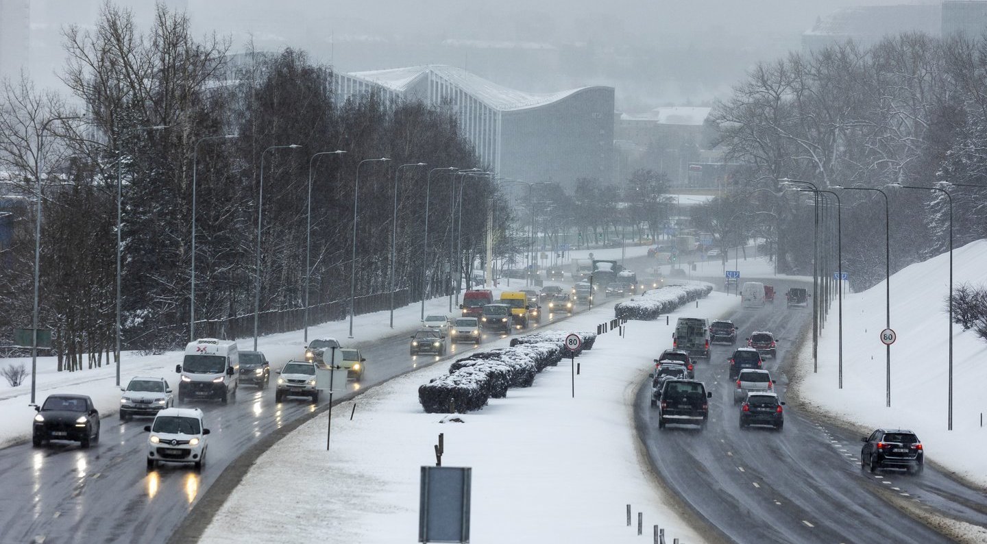 Artėja orų permaina: dalyje Lietuvos pridrėbs sniego, įspėja dėl pavojingų eismo sąlygų