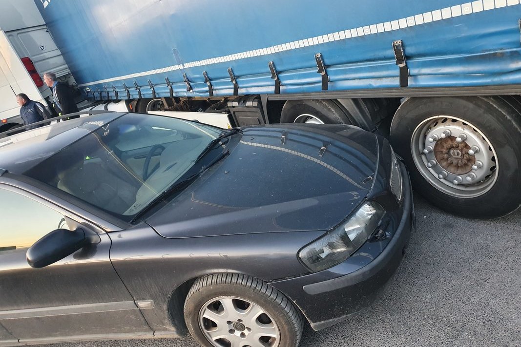 Lengvasis automobilis pralindo pro nuleistą užtvarą ir išvažiavęs iš teritorijos atsitrenkė į įsukantį vilkiką (nuotr. Broniaus Jablonsko)