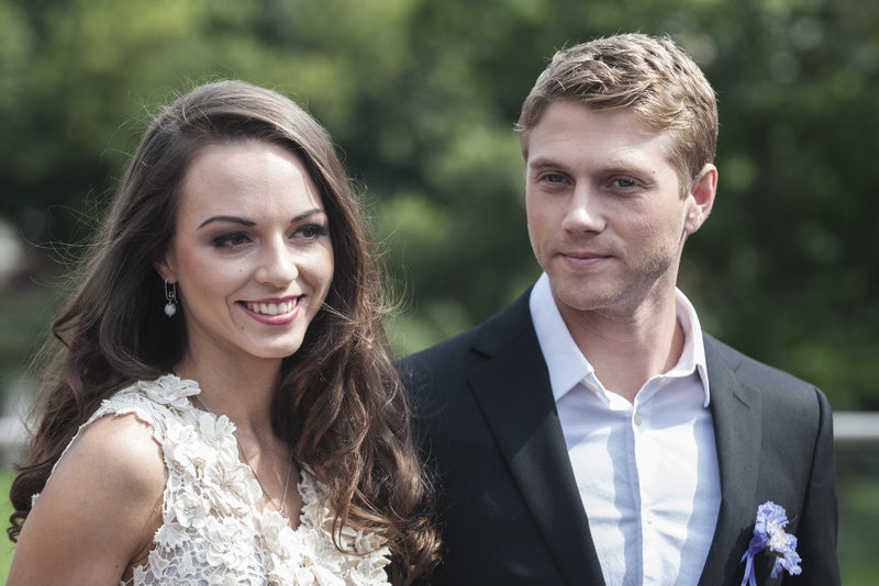 Dainininkė Evelina Anusauskaitė ir jos mylimasis Adamas Youngas vestuvių dieną (nuotr. Fotodiena/Pauliaus Peleckio/Edvard Blaževič)