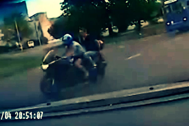 Gaudynės. Rusų policijos patruliai pastebėjo motociklą, kurio keleivis buvo be šalmo. (nuotr. iš vaizdo įrašo)