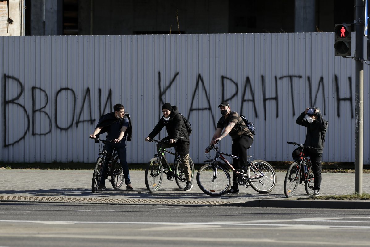 Minskas, užrašas ant sienos skelbia: Įvesk karantiną (nuotr. SCANPIX)
