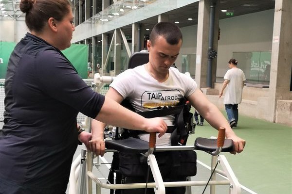 Laurynas tikisi kada nors vėl vaikščioti. Dabar tai įmanoma tik su treniruokliu „Eik“