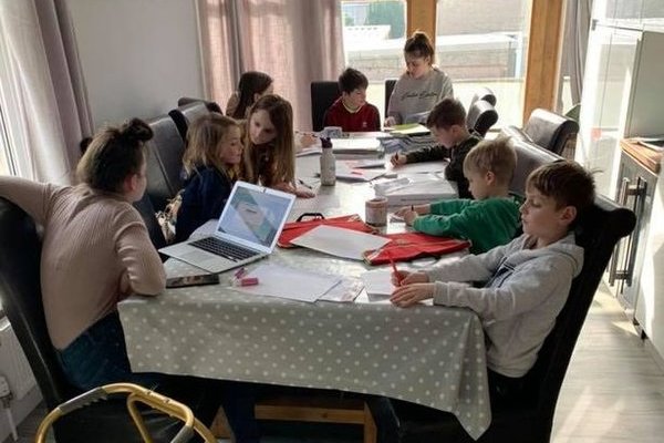Koronaviruso pandemijos metu gausiausios JK šeimos mama savo vaikus moko iš namų (nuotr. facebook.com)