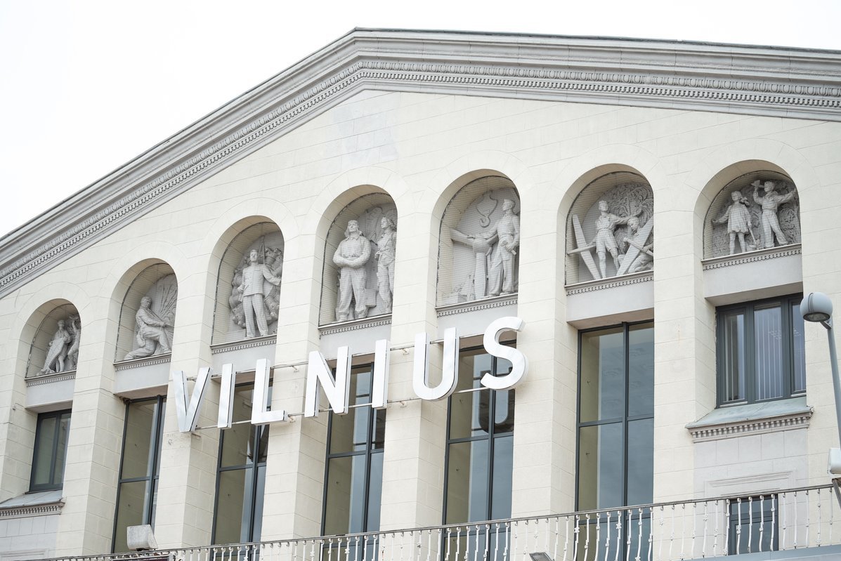 Sovietinės skulptūros Vilniaus oro uoste
