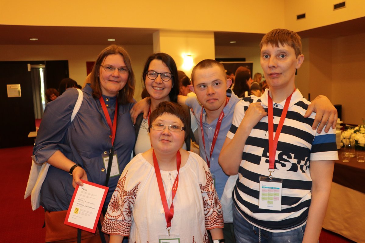 „Betzatos“ bendruomenės nariai: Lina (priekyje iš kairės), Darius, antroje eilėje iš kairės: Daiva Ivanauskaitė, Emilie Pellen, Deividas. Sigitos Inčiūrienės nuotr.