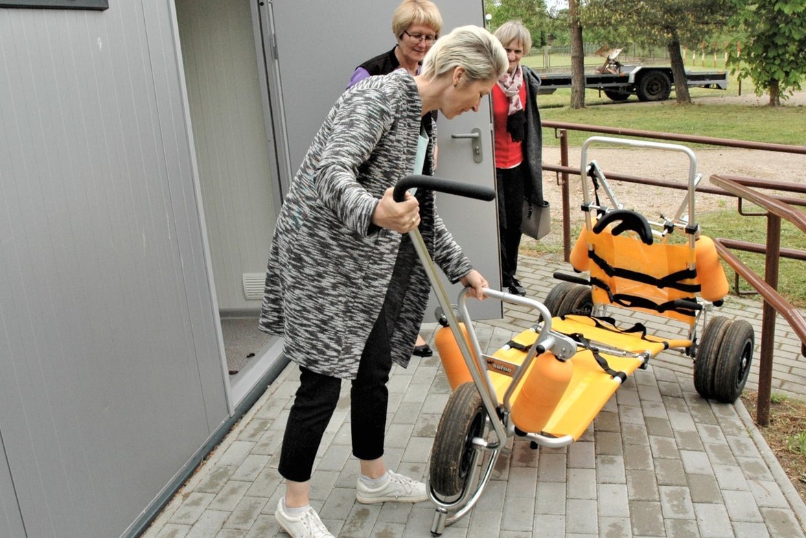 Paplūdimio vežimėlį demonstruoja Almutė Navickienė ir Vaiva Bacenskaitė. Linos Jakubauskienės nuotr.