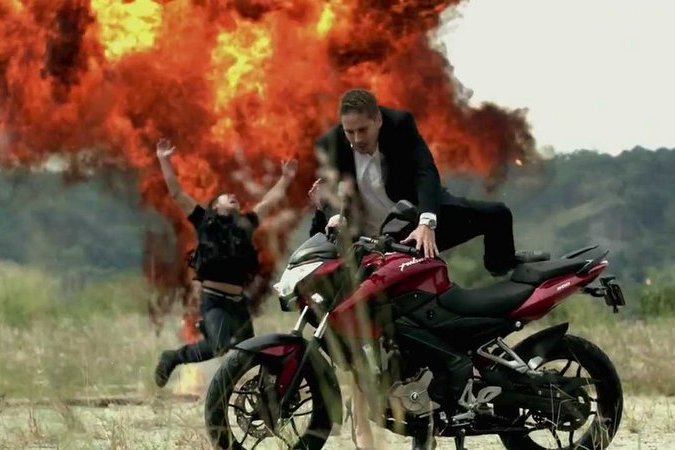 Indijoje interneto hitu tapo „bondiadiška“ motociklo reklama. (nuotr. Gamintojo)