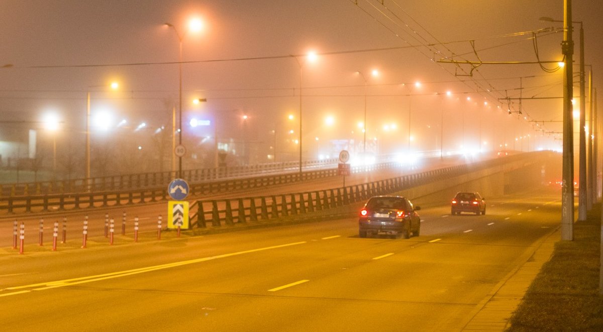 Kelininkai įspėja: eismo sąlygas šalyje sunkina rūkas