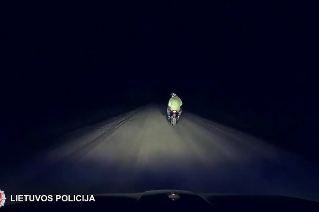 Vos 50 km/val. greičiu važiavęs motoroleris mėgino sprukti nuo policijos (nuotr. Policijos)