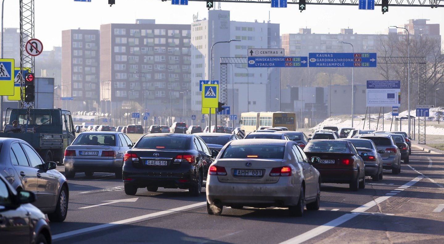 Kelininkai įspėja: eismo sąlygas dalyje Lietuvoje sunkina rūkas