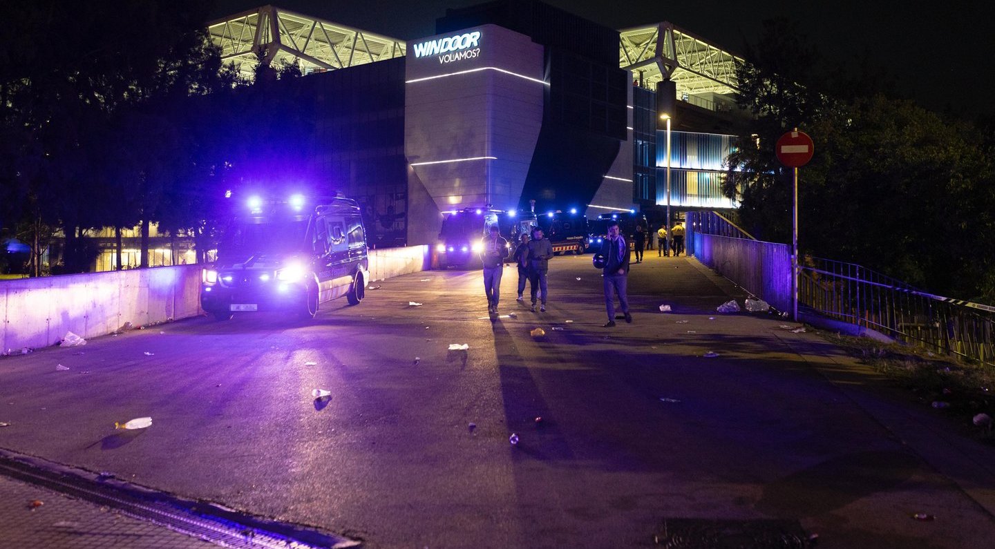 Barselonoje, prie futbolo stadiono, automobilis įsirėžė į minią: sužeista 13 žmonių