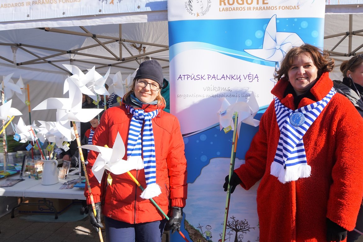 Palankaus vėjo malūnėlių akcijos savanorės Rasa Braškytė (kairėje) ir Asta Križanauskienė. (Aldonos Milieškienės nuotr.)