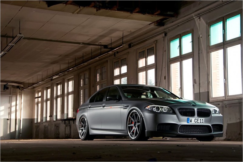 Klasiškas bolidas dėvintis „<a href='https://www.autobilis.lt/skelbimai/naudoti-automobiliai/bmw' target='_blank' class='phrase'>BMW</a>
