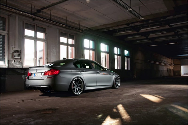 Klasiškas bolidas dėvintis „BMW