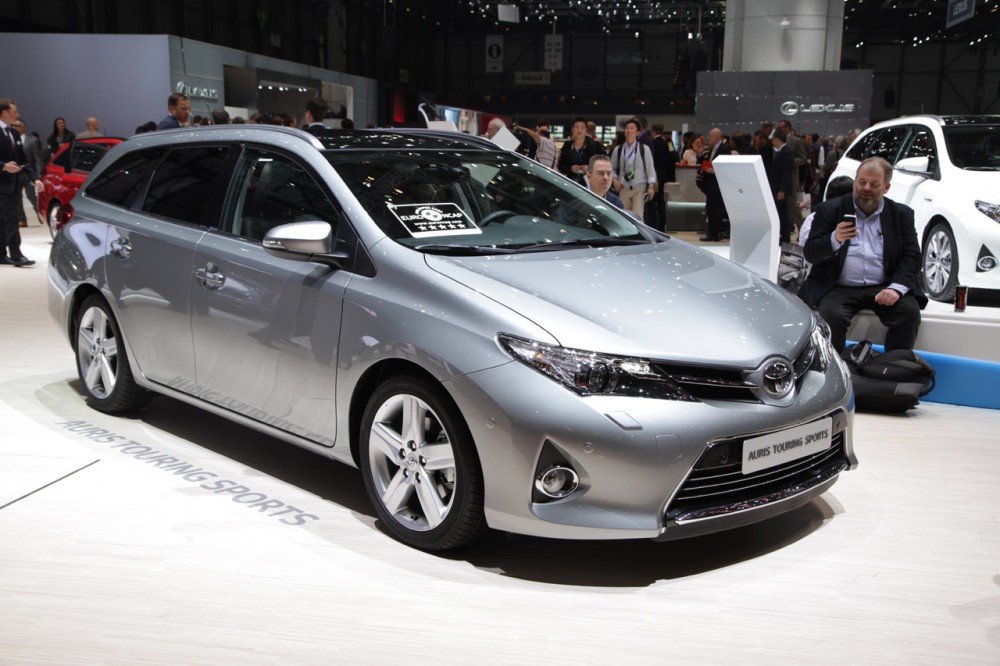 001-toyota-auris-sport-touring