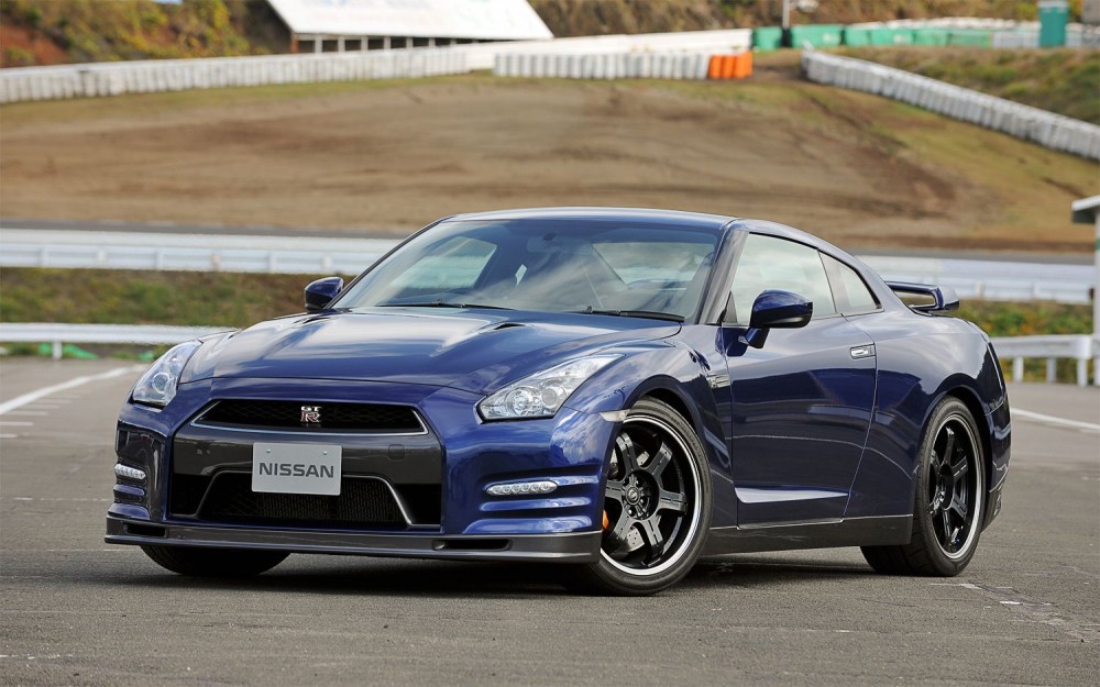 2013-Nissan-GT-R-front-three-quarters