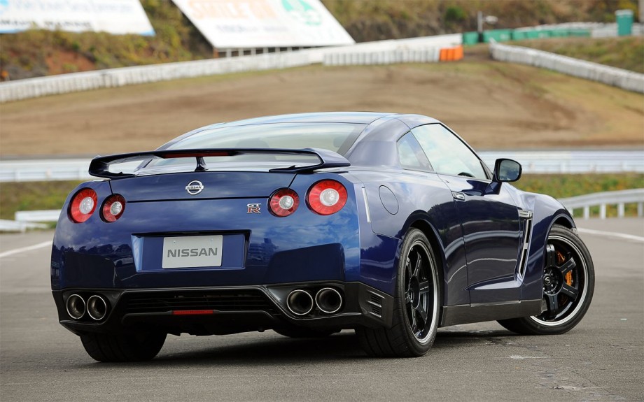 2013-nissan-gt-r-rear-right-view-920x575