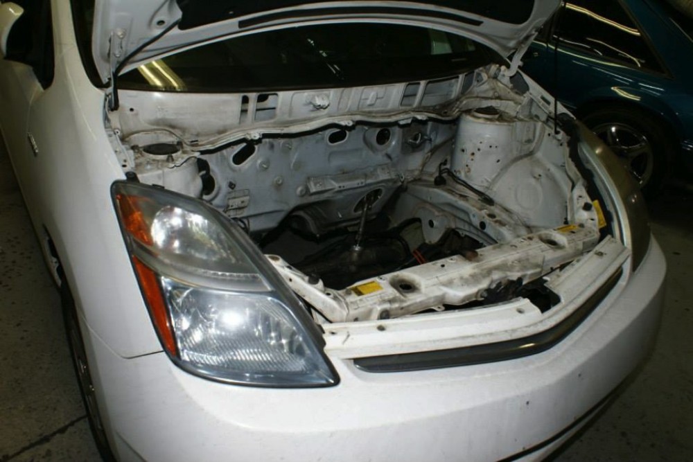 Toyota-Prius-LS1-V8-00