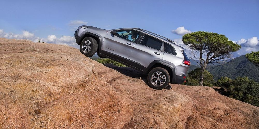 zenevos-automobiliu-parodoje-naujojo-jeep-cherokee-debiutas-1000x500