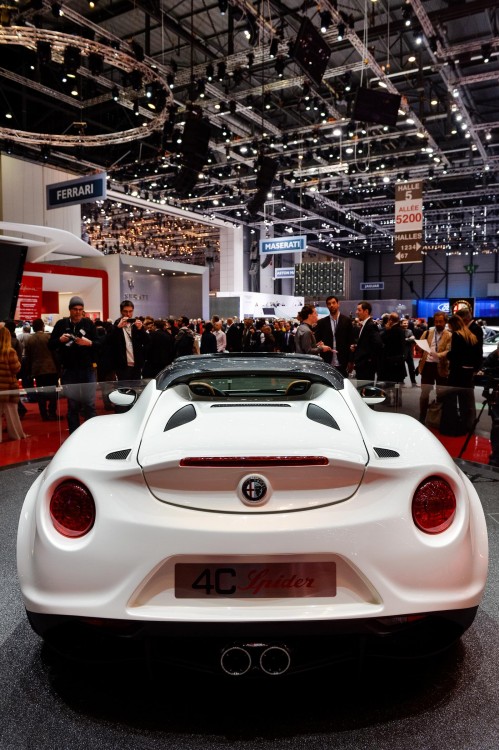Ženeva 2014 : Alfa Romeo 4C Spider atsikratė bjaurių priekinių žibintų 