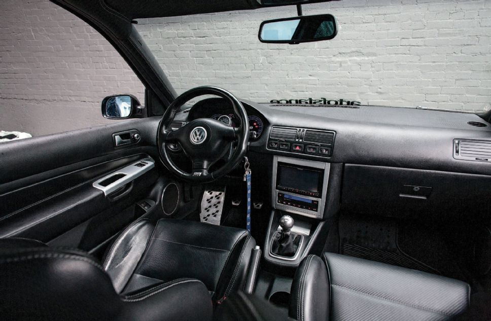 2004-volkswagen-r32-interior-06