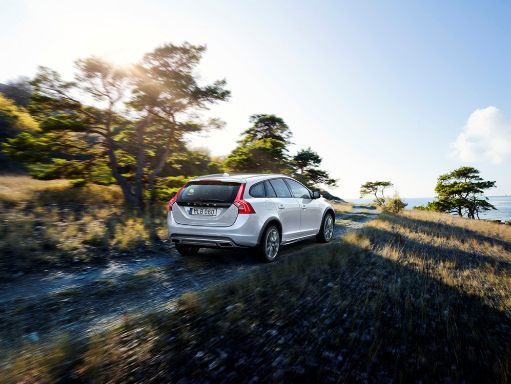 Volvo Cars reveals new V60 Cross Country